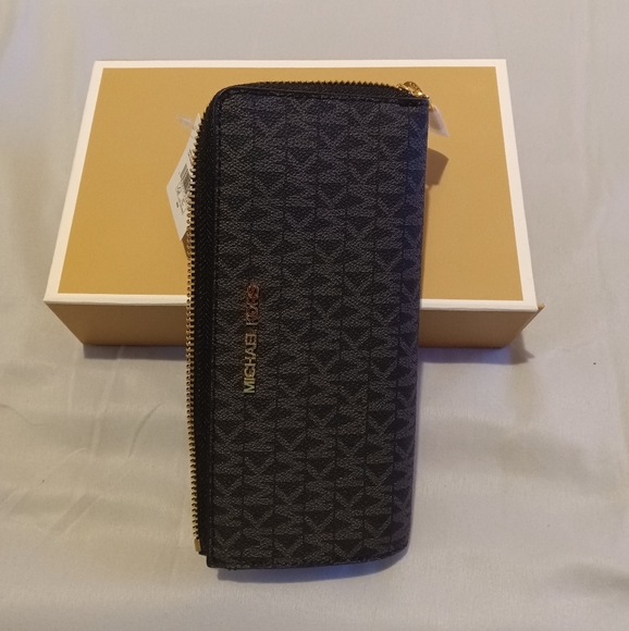 Michael Kors Jet Set Large Logo Quarter Zip Wallet - Picture 9 of 10